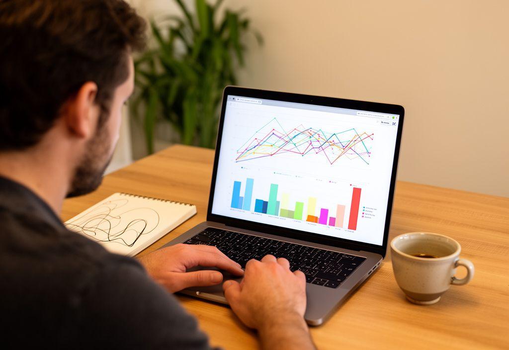 SEO-спеціаліст Ucola аналізує показники сайту за робочим столом
